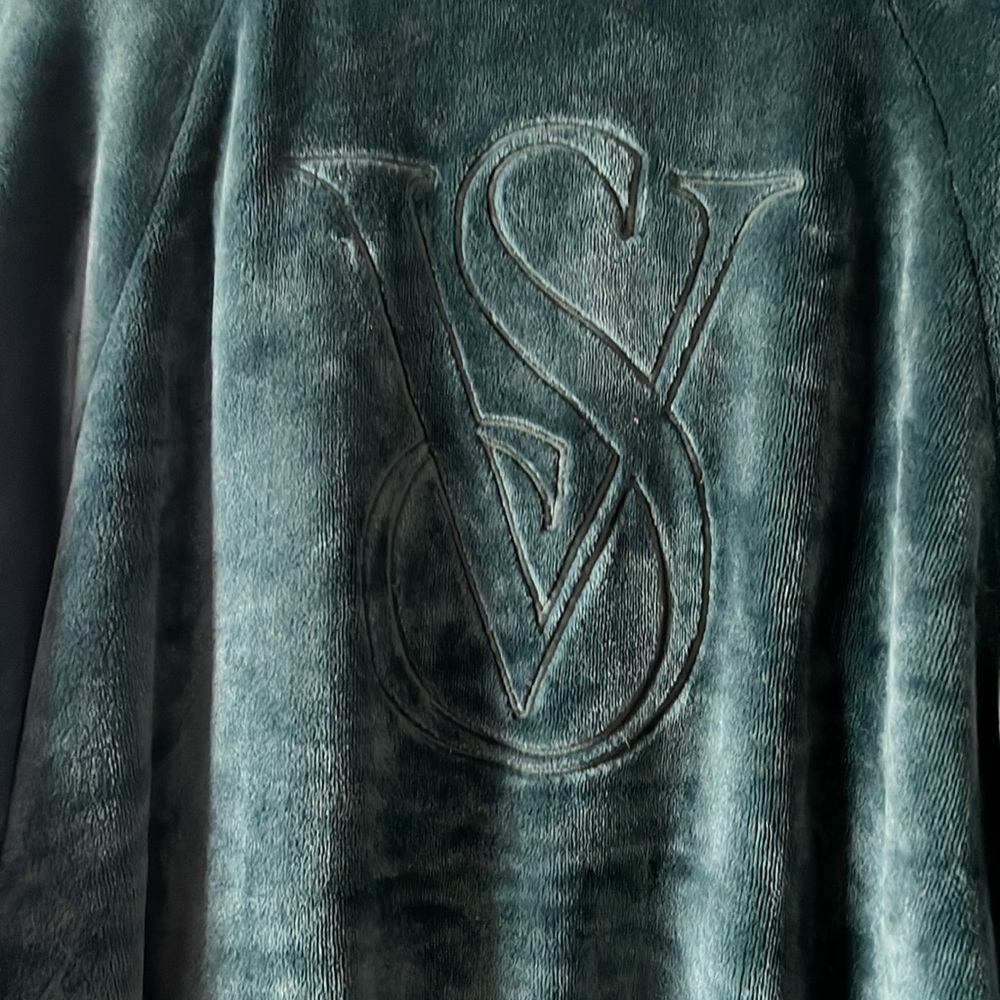 NWT VS Plush Robe - Picture 5 of 9